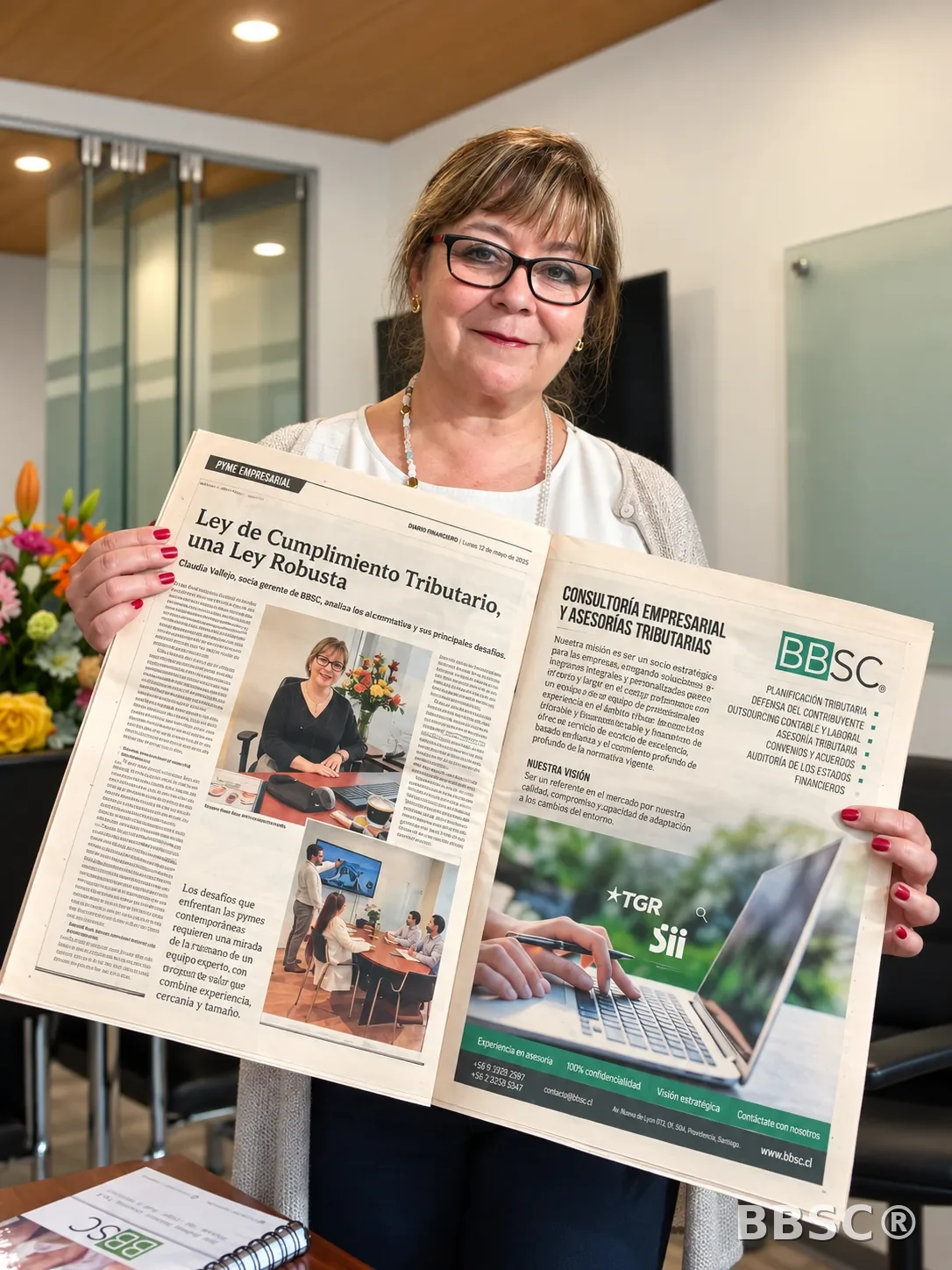 Claudia Valdés en prensa mostrando su columna sobre la Ley de Cumplimiento Tributario