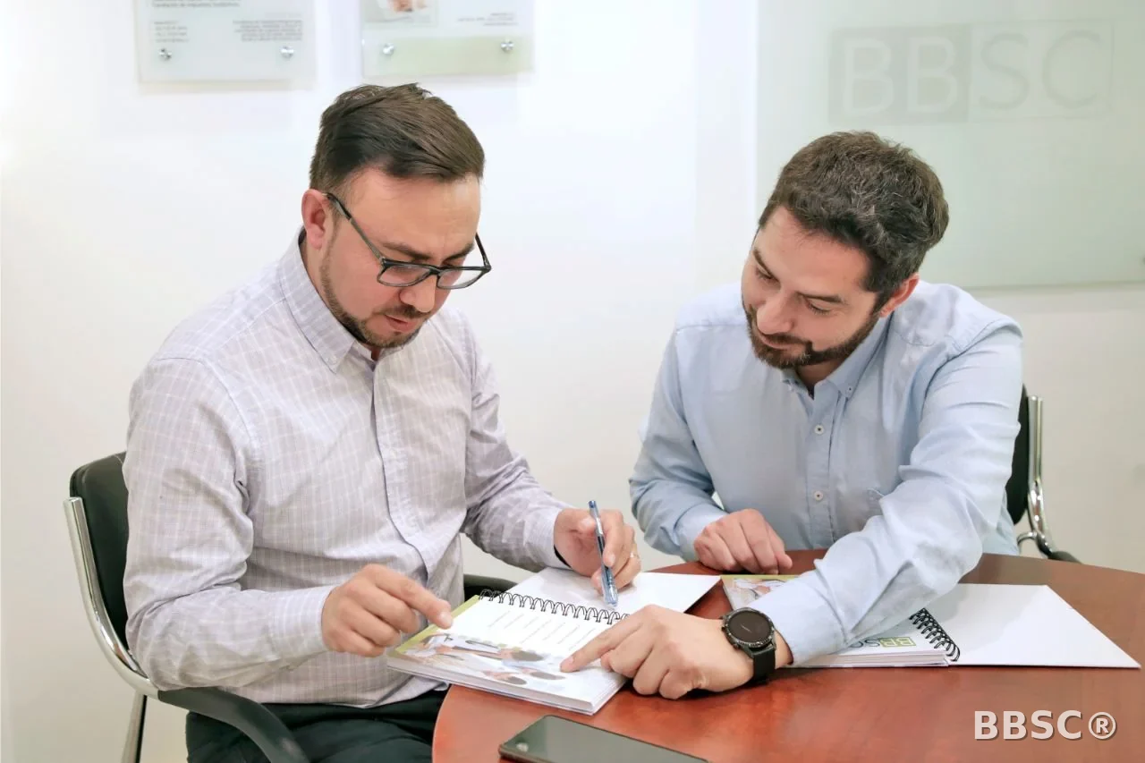 Asesores de BBSC® revisando la situación tributaria de un cliente